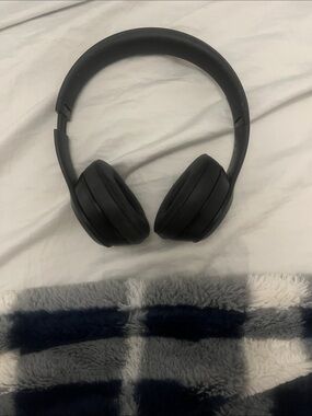 Apple beats Over-Ear Wireless Headphones
